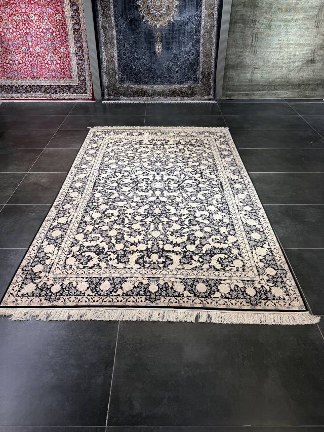 Tarz Halı Siyah Çiçek