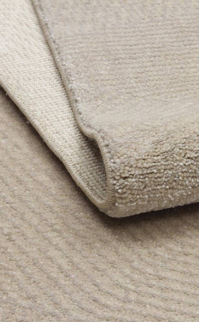 MAJESTY MJ 04 BEIGE  Düz Desenli El Emeği ile Özel Tezgahlarda Üretilen Yün Viskon Tencel Uşak Halısı