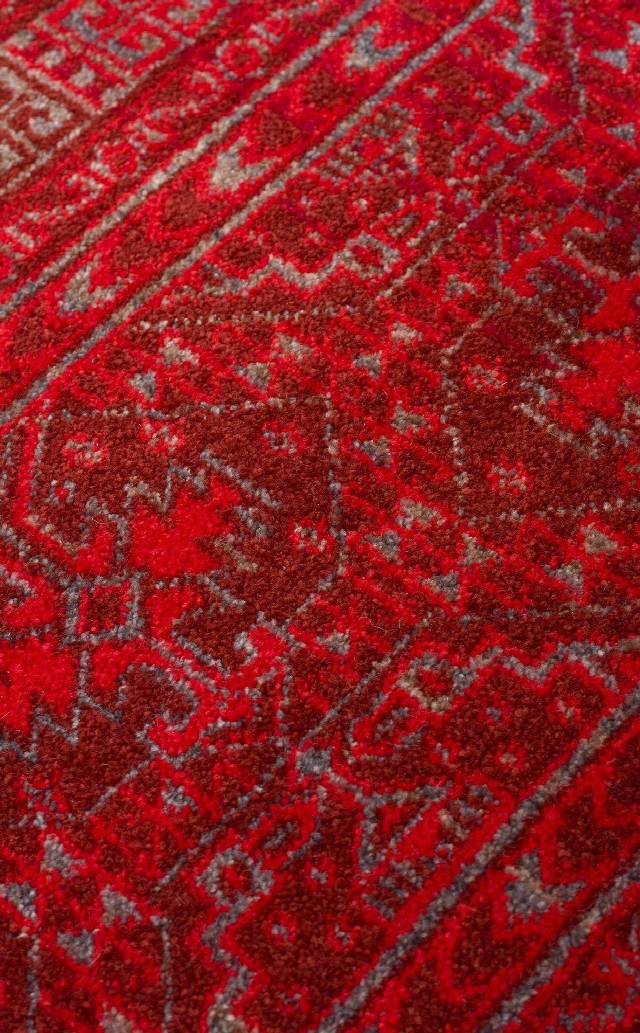 PIETRA PTA 17 RED  Sıcak Renk Tonlarını Etnik Desenler ile Buluşturan Yumuşak Tuşeli Makine Halısı