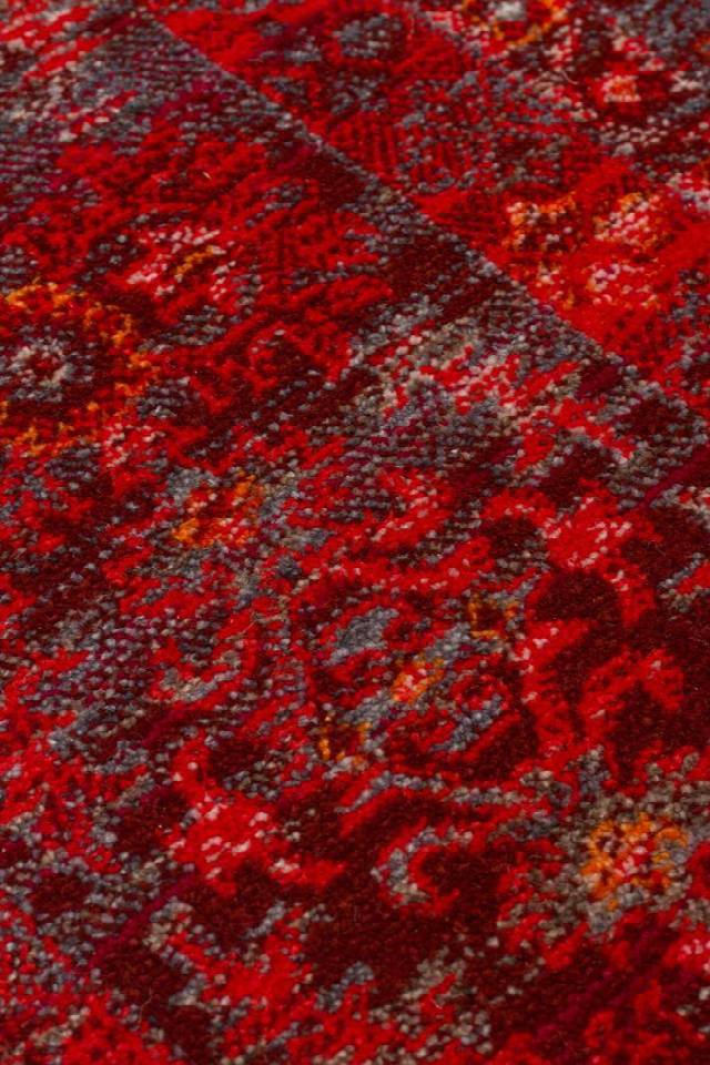 PIETRA PTA 20 RED  Sıcak Renk Tonlarını Etnik Desenler ile Buluşturan Yumuşak Tuşeli Makine Halısı