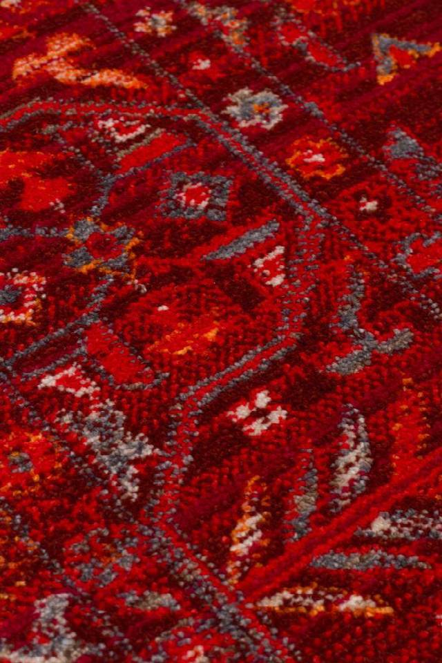 PIETRA PTA 21 RED  Sıcak Renk Tonlarını Etnik Desenler ile Buluşturan Yumuşak Tuşeli Makine Halısı