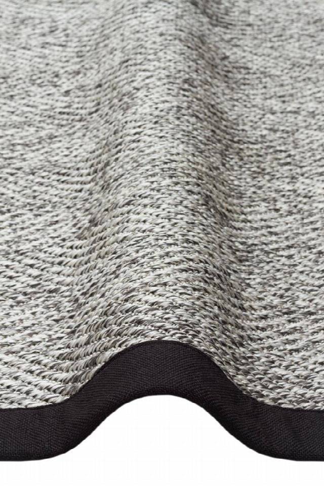 VENTURA SISAL VNT 2704 GREY BRD BLACK  İç ve Dış Mekan Kullanımına Uygun Hav Vermeyen Kolay Temizlenebilir Sisal Görünümlü Halı